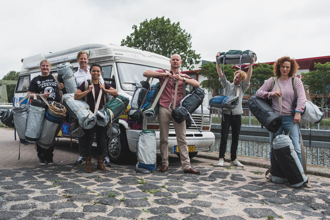 25 Sheltersuits distribute in Alkmaar