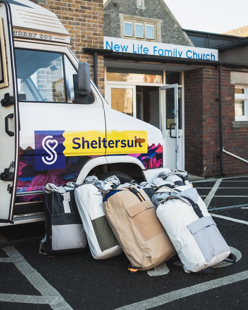 Sheltersuits uitdelen bij de New life Family Church