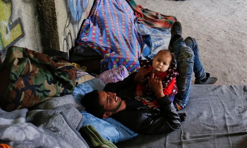 Vluchtelingen zoeken onderdak in een verlaten gebouw in Sarajevo. Foto: Amel Emric/AP, NRC.