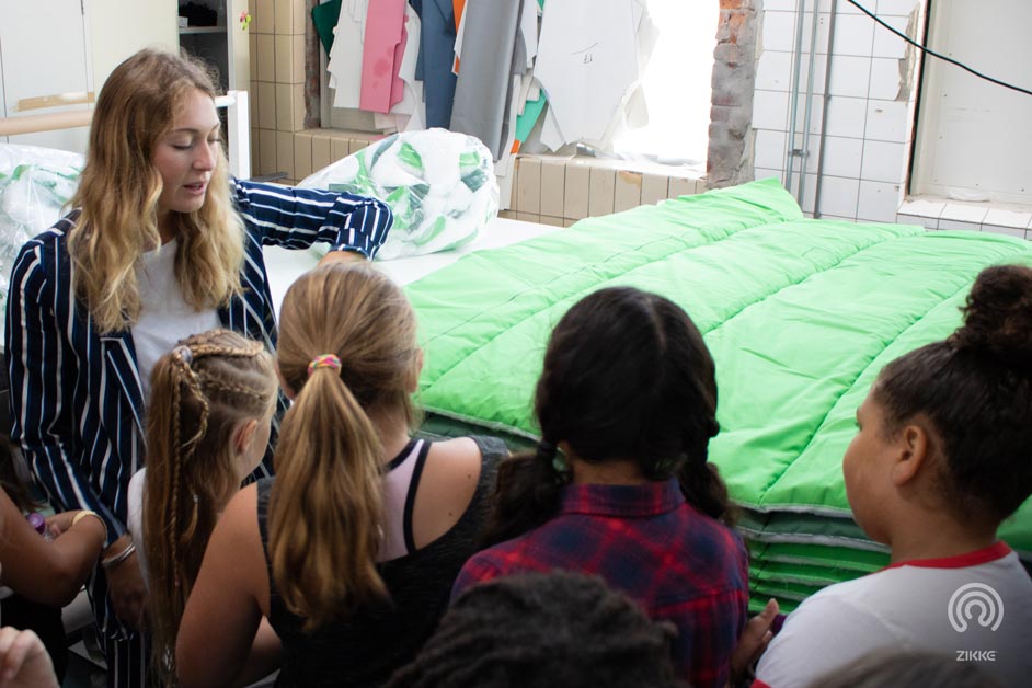 Kinderen leren over de productie van een sheltersuit