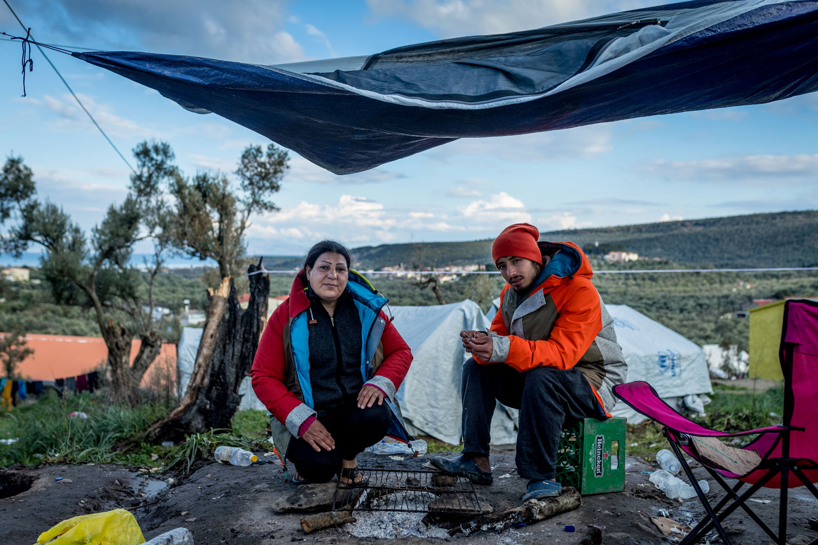 Vluchtelingen op lesbos ontvangen hun sheltersuit