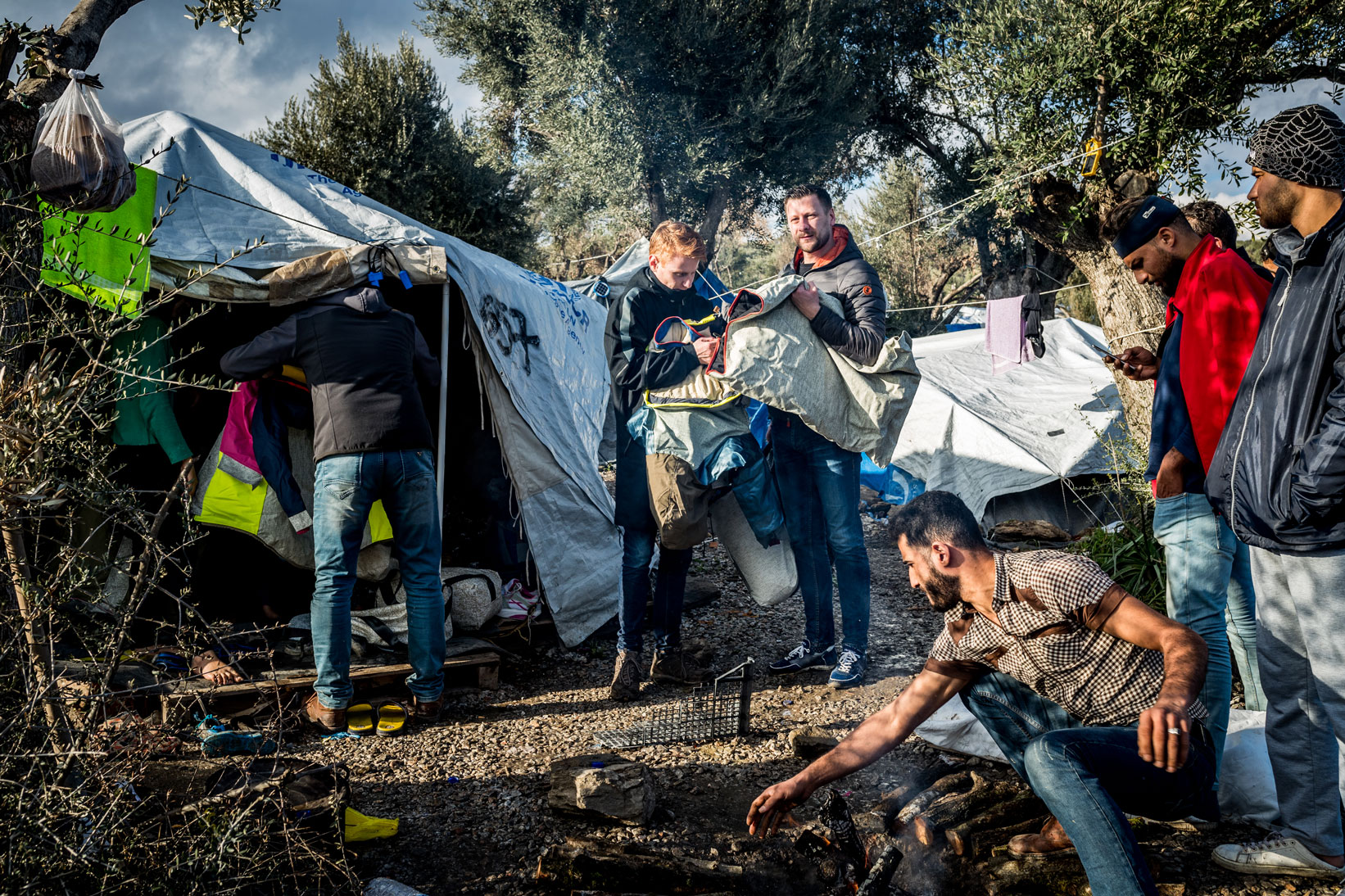 Uitdelen van Sheltersuits in vluchtelingenkampen op Lesbos